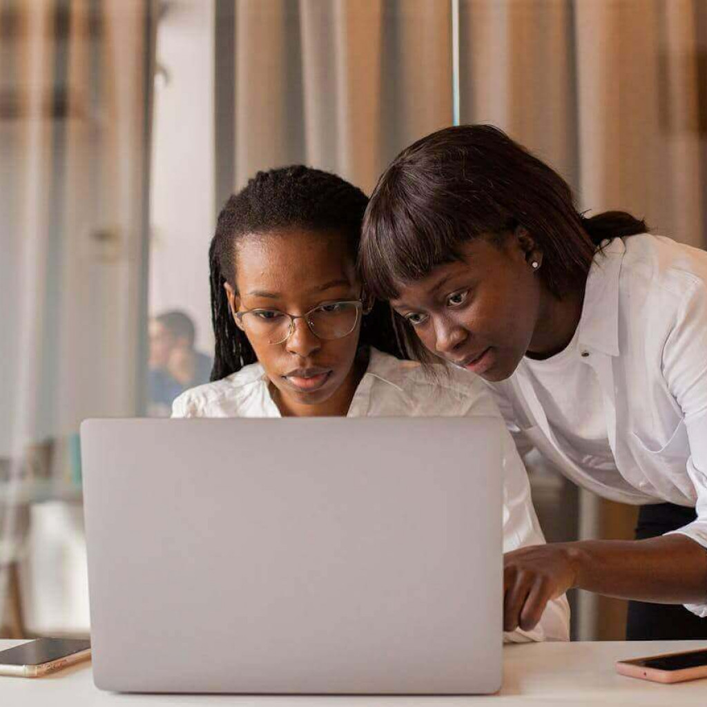 girls-working-on-laptop